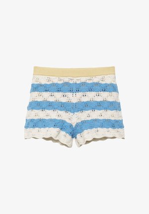 Pantaloncini all'uncinetto con righe orizzontali blu e bianche e una fascia elastica beige in vita, con bordi smerlati alle aperture delle gambe.