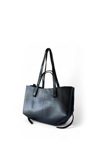 Schwarze Leder-Tote mit zwei runden Griffen, einer glatten Textur und einer strukturierten Form. Verfügt über einen Knopfverschluss und seitliche Riemen.