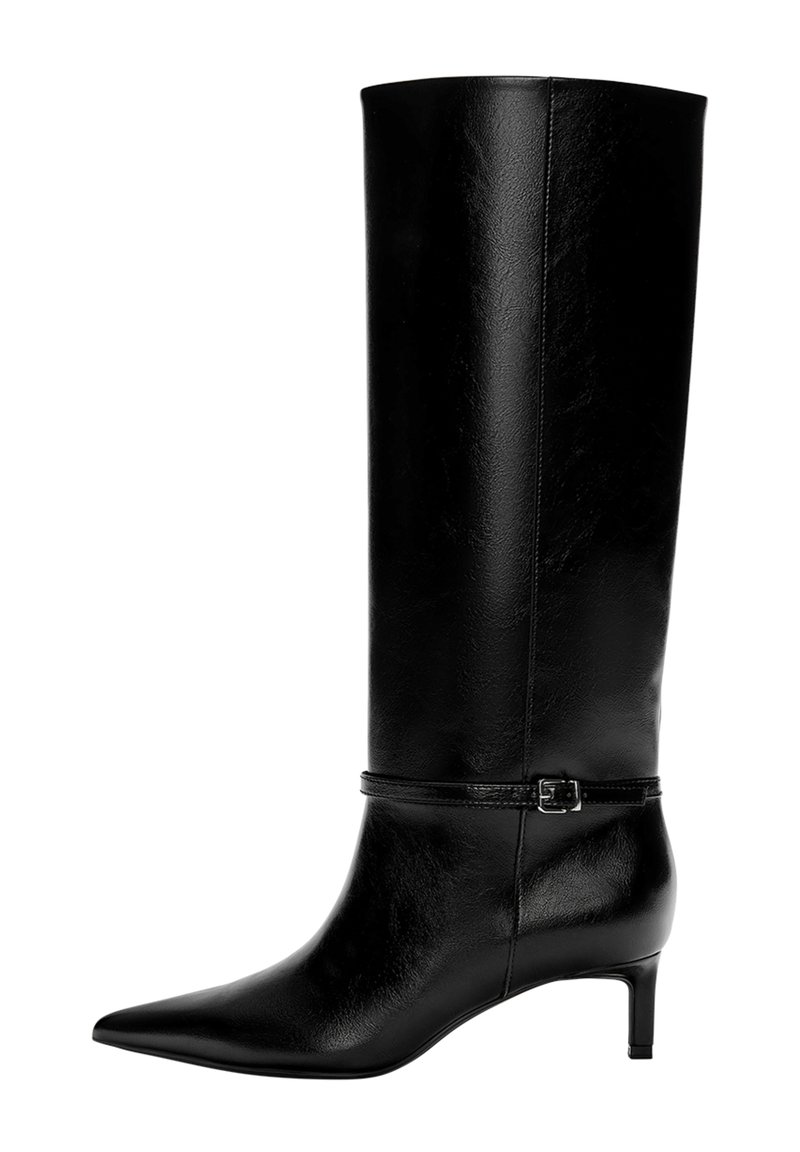 Stivale in pelle nera alto fino al ginocchio con punta appuntita e tacco basso. Presenta una cinghia sottile con una fibbia metallica attorno alla caviglia. Texture liscia.