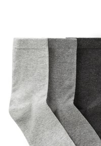 Tre paia di calzini in grigio chiaro, grigio medio e nero. Presentano una morbida texture a maglia e un design classico a crew.
