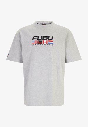 Graues Baumwoll-T-Shirt mit Rundhalsausschnitt, bedruckt mit "FUBU INTERNATIONAL" und Fahnen in Rot, Blau und Schwarz. Kurze Ärmel.