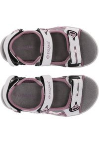 Vita och ljusrosa sportiga sandaler med justerbara remmar, en vadderad innersula och en svart detalj på remmen för säker passform.