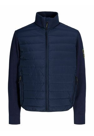 Jakna tamnoplave boje s podstavljenim prednjim dijelom, pletenim rukavima, visokim ovratnikom i bočnim zip džepovima za funkcionalan i suvremen izgled.