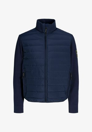 Jakna tamnoplave boje s podstavljenim prednjim dijelom, pletenim rukavima, visokim ovratnikom i bočnim zip džepovima za funkcionalan i suvremen izgled.