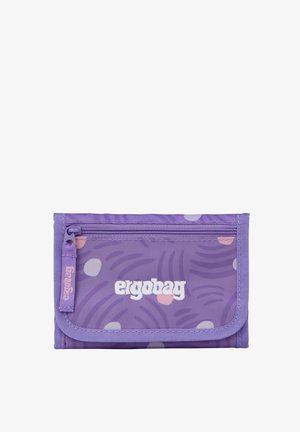 Lila Stoffgeldbörse mit einem Reißverschlussfach, pastellfarbenem abstraktem Muster und weißem "ergobag"-Logo auf der Vorderklappe.