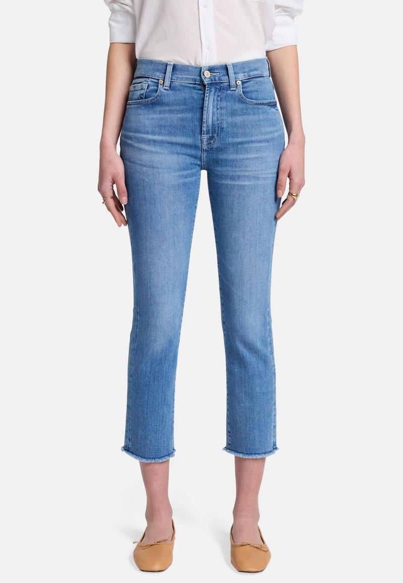 Jeans in denim blu chiaro con vita alta, lunghezza cropped e orlo sfilacciato. Presentano cinque tasche e una silhouette aderente.