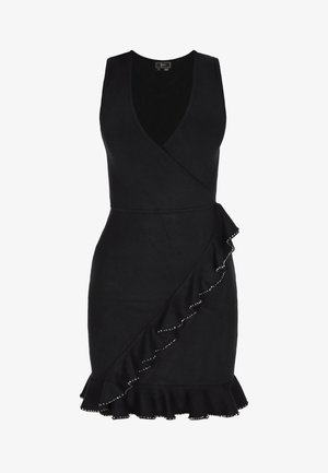 Juodas suknelė-šleifas su giliu V formos iškirpimu, raukšlėtu apvadu ir perlų akcentais ant raukšlių, pagaminta iš minkštos medžiagos, kad puikiai priglustų.