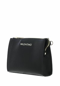 Pochette en cuir noir texturé avec fermeture éclair dorée et logo VALENTINO. Forme rectangulaire avec un design structuré et intérieur ouvert.