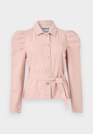 Ροζ ανοιχτό ροζ σακάκι με μακριά μανίκια, φουσκωτούς ώμους, κουμπιά μπροστά, γιακά και ζώνη δέσιμο στη μέση, απεικονίζεται σε λευκό φόντο.