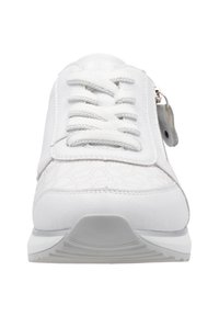Baskets blanches avec une tige en cuir texturé, bout rond et design à lacets. Présente une fermeture éclair sur le côté et une semelle en caoutchouc.