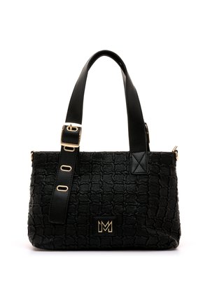 Bolso de mano negro con textura, con doble asa, hebillas doradas y un logotipo dorado "M" en el centro delantero.