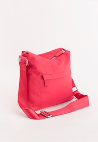 Rød nylon skuldertaske med lynlås, frontlomme, justerbar rem og glat tekstur. Kompakt, moderne design med minimale accenter.