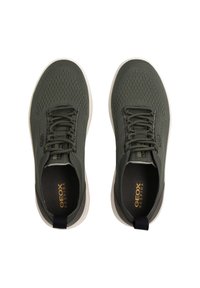 Olivově zelené, prodyšné síťované tenisky s šňůrkami, bílou podrážkou a černým poutkem na patě. Na vnitřní straně boty zlaté logo "GEOX RESPIRA".
