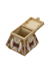 Boîte décorative perlée en or, présentant des motifs complexes de perles marron, or et argent. Forme carrée avec un couvercle à charnière.