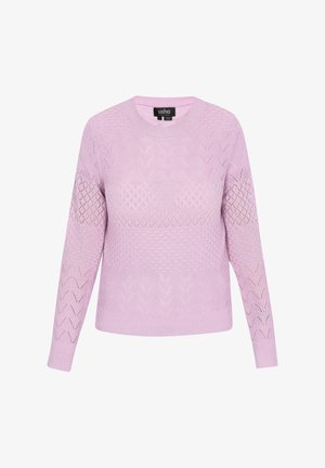 Világoslila kötött pulóver, lekerekített nyakkivágással, bonyolult gyémánt és chevron mintákkal, valamint bordás mandzsettákkal és alsó szegéllyel.