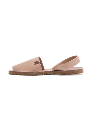 Sandalia de cuero beige con punta abierta, con una correa trasera y suela de goma texturizada, mostrada sobre fondo blanco.