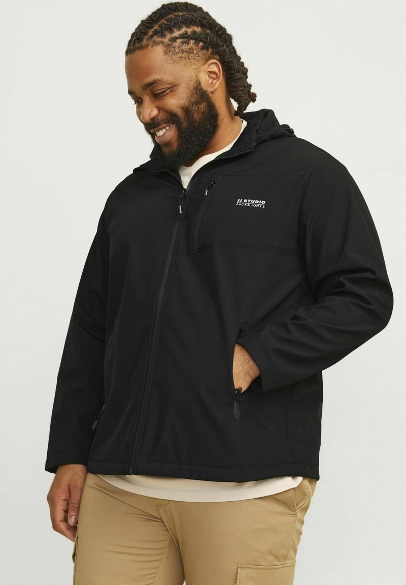 Zwarte zip-up jack met een capuchon en een ritszak, gemaakt van lichtgewicht stof. Voorzien van een logo op de borst en verstelbare mouwen.