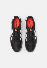 adidas Performance PREDATOR FREESTYLE UNISEX - Dvoranske nogometne kopačke - core black/footwear white/solar red