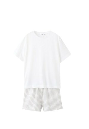 Hvid T-shirt med korte ærmer kombineret med lysegrå shorts med striber, vist på en ensfarvet hvid baggrund.