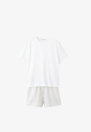 Hvid T-shirt med korte ærmer kombineret med lysegrå shorts med striber, vist på en ensfarvet hvid baggrund.