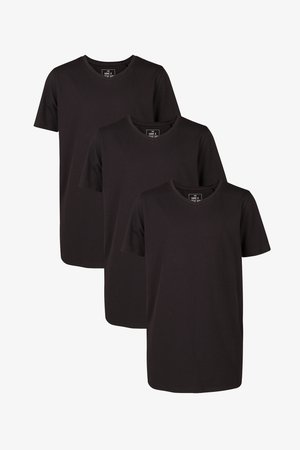 Tre svarta crew-neck t-shirts staplade, tillverkade av mjuk bomull, med korta ärmar och en minimalistisk design utan mönster eller logotyper.