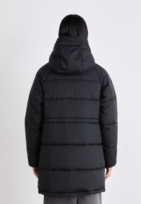 Tommy Jeans TJW MIDI VAIL PUFFER - Zimski kaput - black