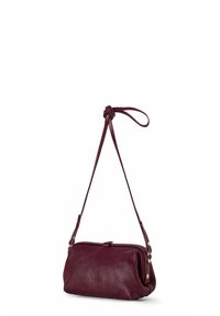 Borsa a tracolla in pelle bordeaux con finitura testurizzata, tracolla regolabile e hardware dorato. Forma morbida e arrotondata con chiusura a zip.