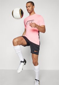 Nike Performance ACADEMY 23 TOP GX H - T-Shirt sport - sunset pulse/black