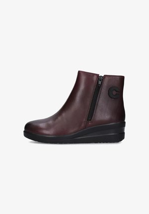 Stivaletto bordeaux in pelle liscia, con zip laterale e un accento del logo nero, dotato di suola a zeppa per un'altezza extra.