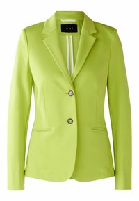 Blazer vert avec une coupe ajustée, deux boutons, revers crantés et poches à rabat. Tissu lisse avec un léger éclat et épaules structurées.