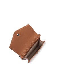 Portafoglio in pelle marrone con forma esagonale, esterno texturizzato, chiusura a scatto e interno beige, dotato di due scomparti per riporre gli oggetti.