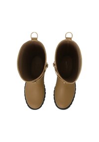 Brązowe gumowe kalosze o gładkiej teksturze, zaokrąglonym nosku i czarnych gumowych podeszwach. Zawierają złote akcenty z metalowymi detalami oraz uchwyty do ciągnięcia nad mankietem.