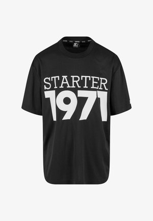 Czarny t-shirt z krótkim rękawem wykonany z miękkiego materiału, z dużym białym napisem "STARTER 1971" na przodzie. Okrągły dekolt, luźny krój.