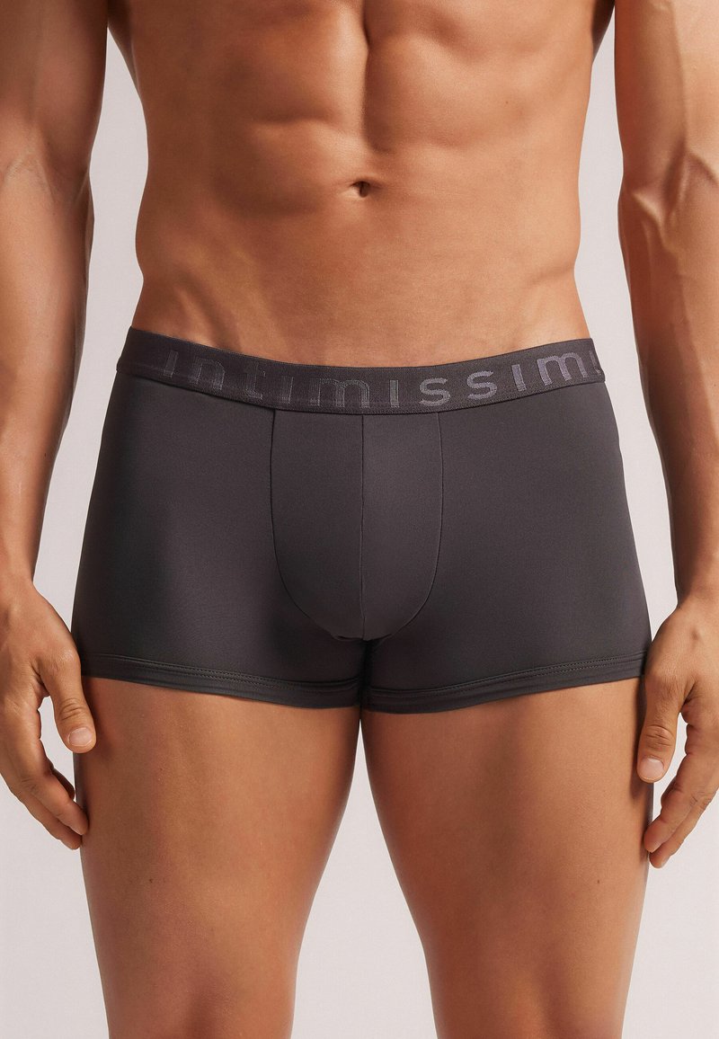 Sorte boxer shorts lavet af glat stof med en tætsiddende pasform. Har en blød talje med "Intimissimi"-logo og en frontlomme.