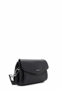 Schwarze Lederhandtasche mit strukturiertem Finish, umklappbarem Deckel, silbernen Beschlägen und einem abnehmbaren Schulterriemen, der dezente Markenkennzeichnung auf der Vorderseite aufweist.