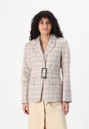 Blazer beige à carreaux avec un design ajusté, doté d'une large ceinture noire à boucle, de revers crantés et de deux poches avant. Tissu texturé avec des accents bleus.