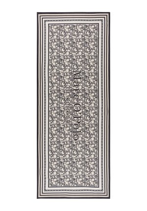 Prostokątny szalik z czarno-białym kwiatowym wzorem, paskowanym obramowaniem i wyśrodkowanym napisem „Marc O'Polo Est. in Stockholm”.