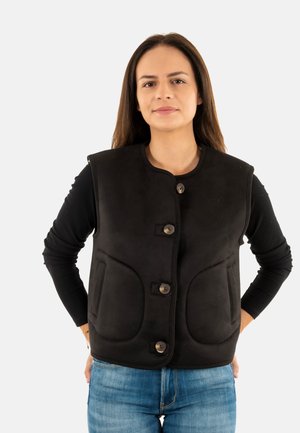 Gilet nero con scollo rotondo, tre bottoni frontali e due grandi tasche. Realizzato in un tessuto testurizzato con una finitura liscia.