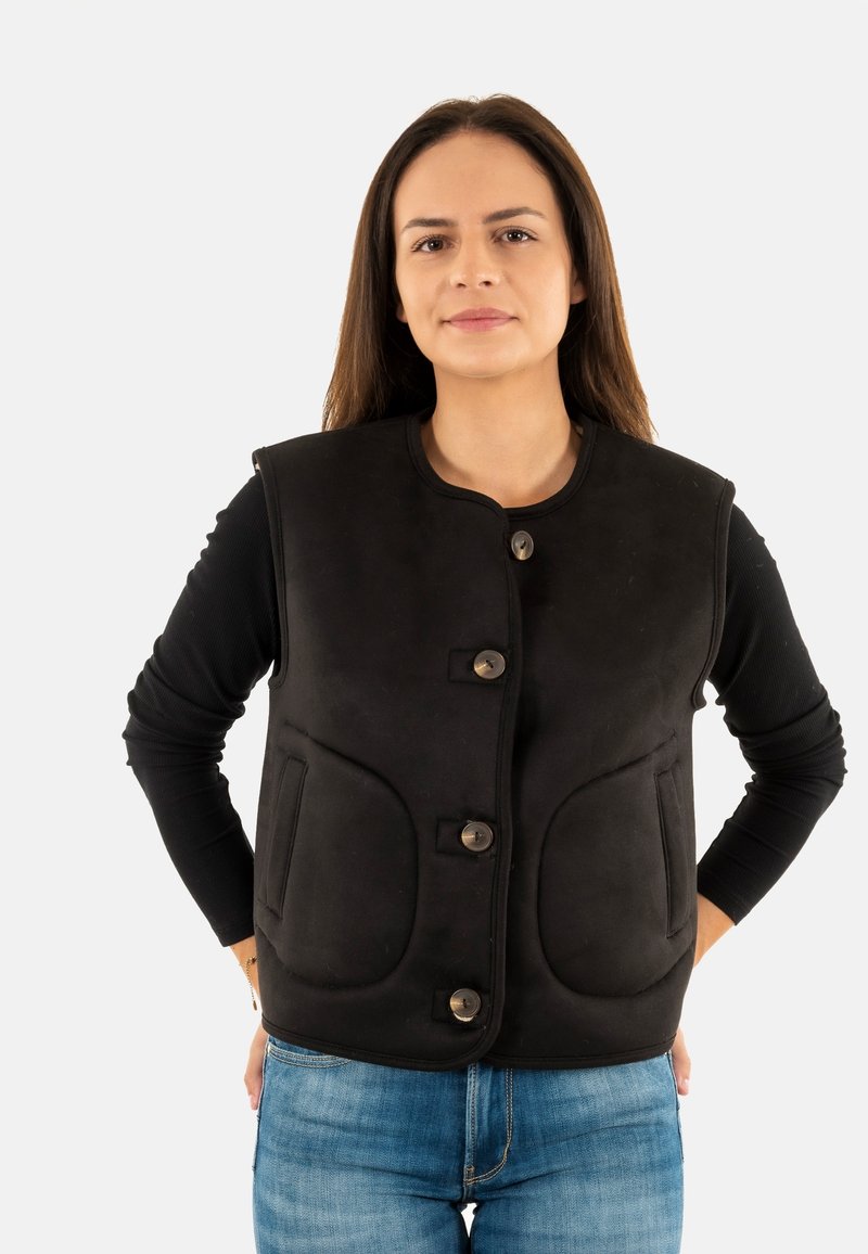 Gilet nero con scollo rotondo, tre bottoni frontali e due grandi tasche. Realizzato in un tessuto testurizzato con una finitura liscia.