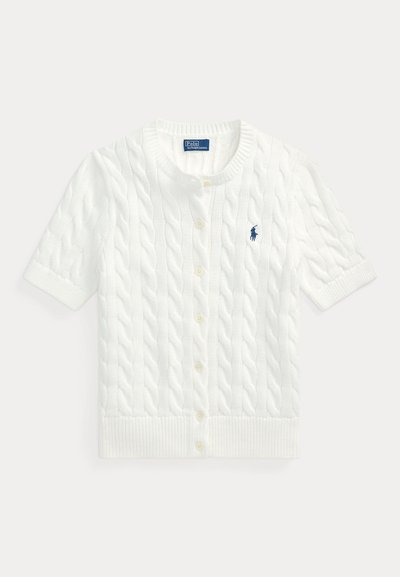 Weißer kurzärmeliger Zopfmuster-Strickcardigan mit Rundhalsausschnitt, Knöpfen vorne, geripptem Saum und kleinem blau besticktem Polo-Logo auf der Brust.