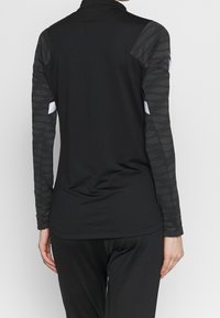 Czarna, długorękawowa koszulka sportowa z teksturowanym szarym wykończeniem na rękawach i wysokim kołnierzem; dopasowany krój odpowiedni do odzieży sportowej.
