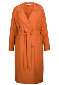 Pomarańczowy trencz z kołnierzem, paskiem w talii i dwiema bocznymi kieszeniami. Wykonany z gładkiego materiału, z zapięciem na guziki.