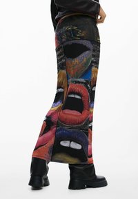 Maxiseelik, millel on julged, värvikirevad graafilised trükid avatud suudest erinevates toonides. Valmistatud venivast kangast, istuva silueti ja alt laienev.