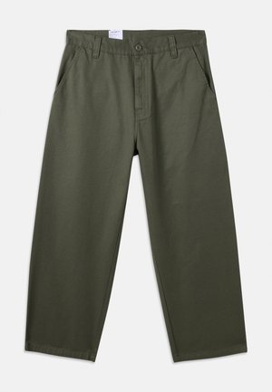 Pantalon droit couleur vert olive en coton respirant. Comprend des poches avant, une fermeture par bouton, et des détails de couture subtils.