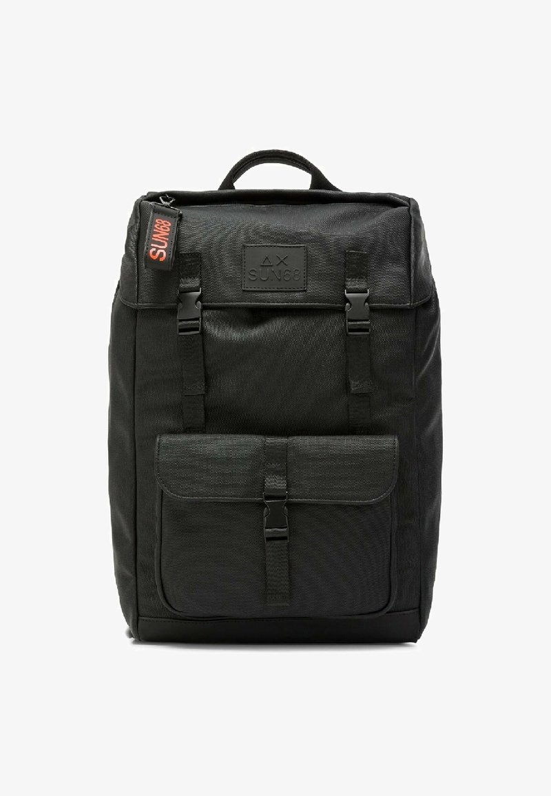 Zaino in tessuto nero con finitura testurizzata, dotato di manico superiore, spallacci regolabili e tasca anteriore con patta chiusa da una fibbia.