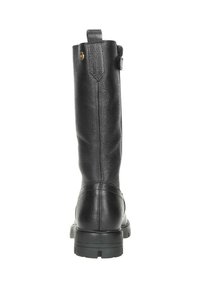 Hoge zwarte leren laars met een gestructureerd oppervlak, achteren rits, trekband en chunky zool, weergegeven vanuit een achteraanzicht.