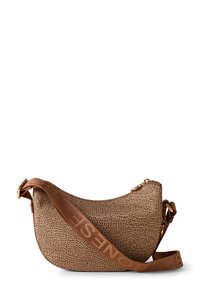 Borsa a tracolla marrone con una forma curva. Presenta una maniglia ampia con il nome del marchio in rilievo e chiusura con zip. Gli accessori includono hardware minimalista.