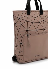 Rozā ģeometriskās formas tote soma, izgatavota no sintētiska materiāla. Aprīkota ar melnām siksnām un ārēju kabatu ar rāvējslēdzēju, kurai ir zīmola detalizācija.