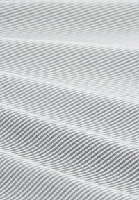 Tejido textil con rayas diagonales alternadas en blanco y gris, con una textura suave y un patrón consistente en toda la superficie.