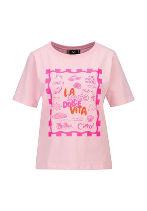 Hellrosa kurzärmliges T-Shirt mit leuchtend pinken und orangefarbenen sommerlichen Motiven und Text: "La Dolce Vita 1969", Sonnenbrille, Roller, Sonnenschirm und Muscheln.